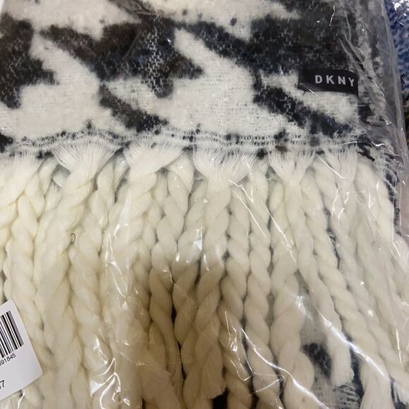 DKNY Oversized Houndstooth Scarf - Picture 4 of 5